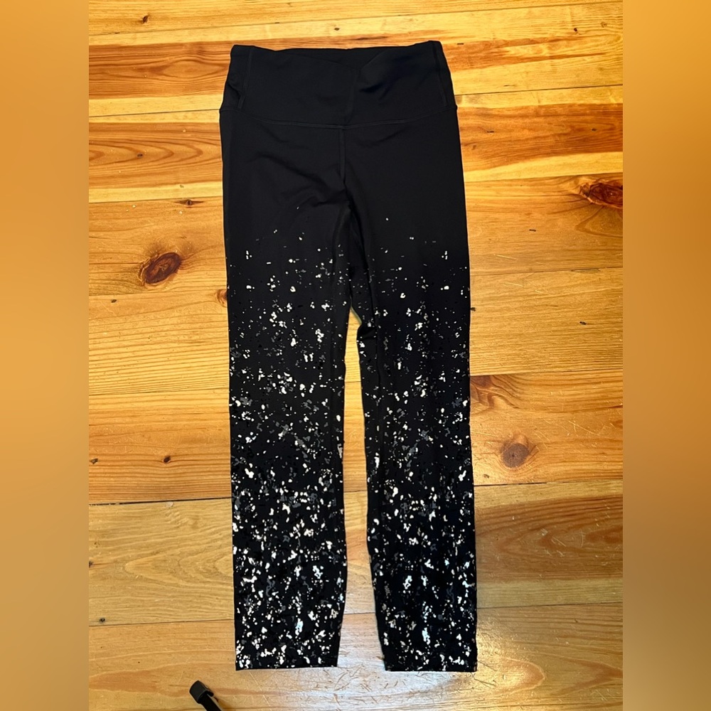 Lululemom black and metallic capri size 4 like new